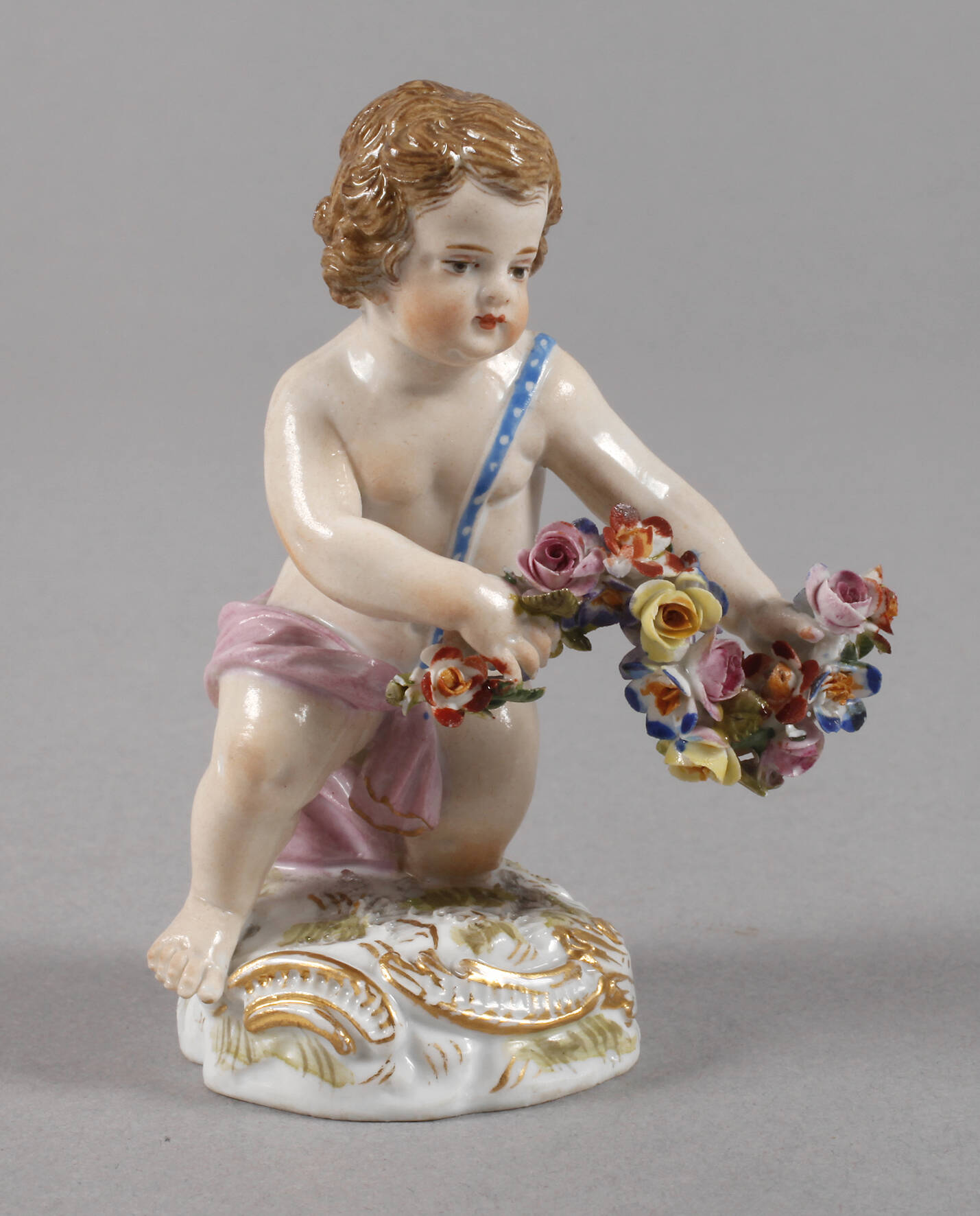 Meissen "Knabe mit Blütengirlande auf Postament"
