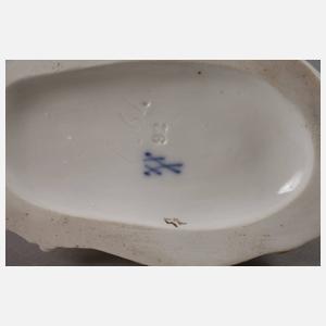 Meissen "Amor, einen Bogen schnitzend"