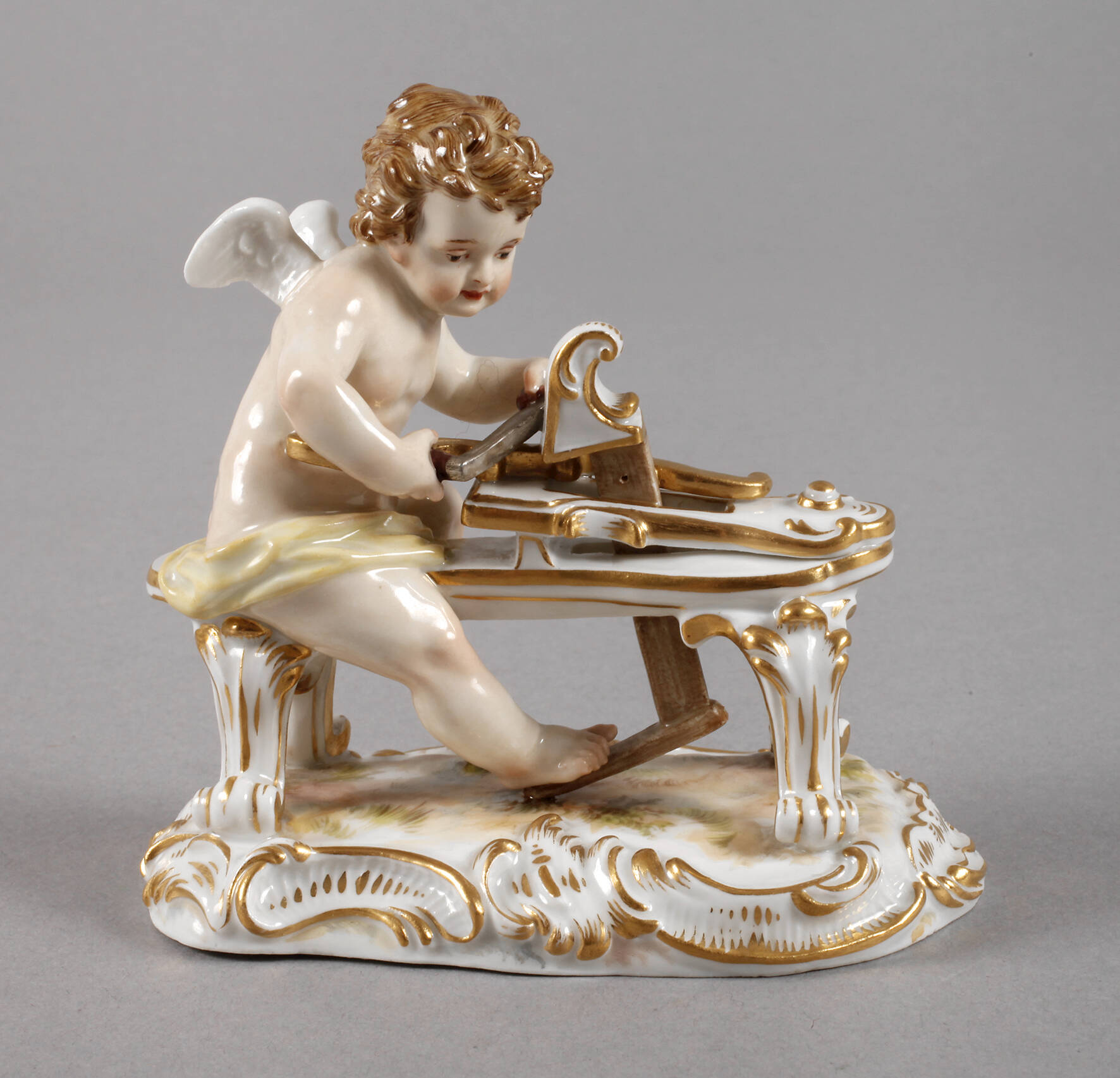 Meissen "Amor, einen Bogen schnitzend"