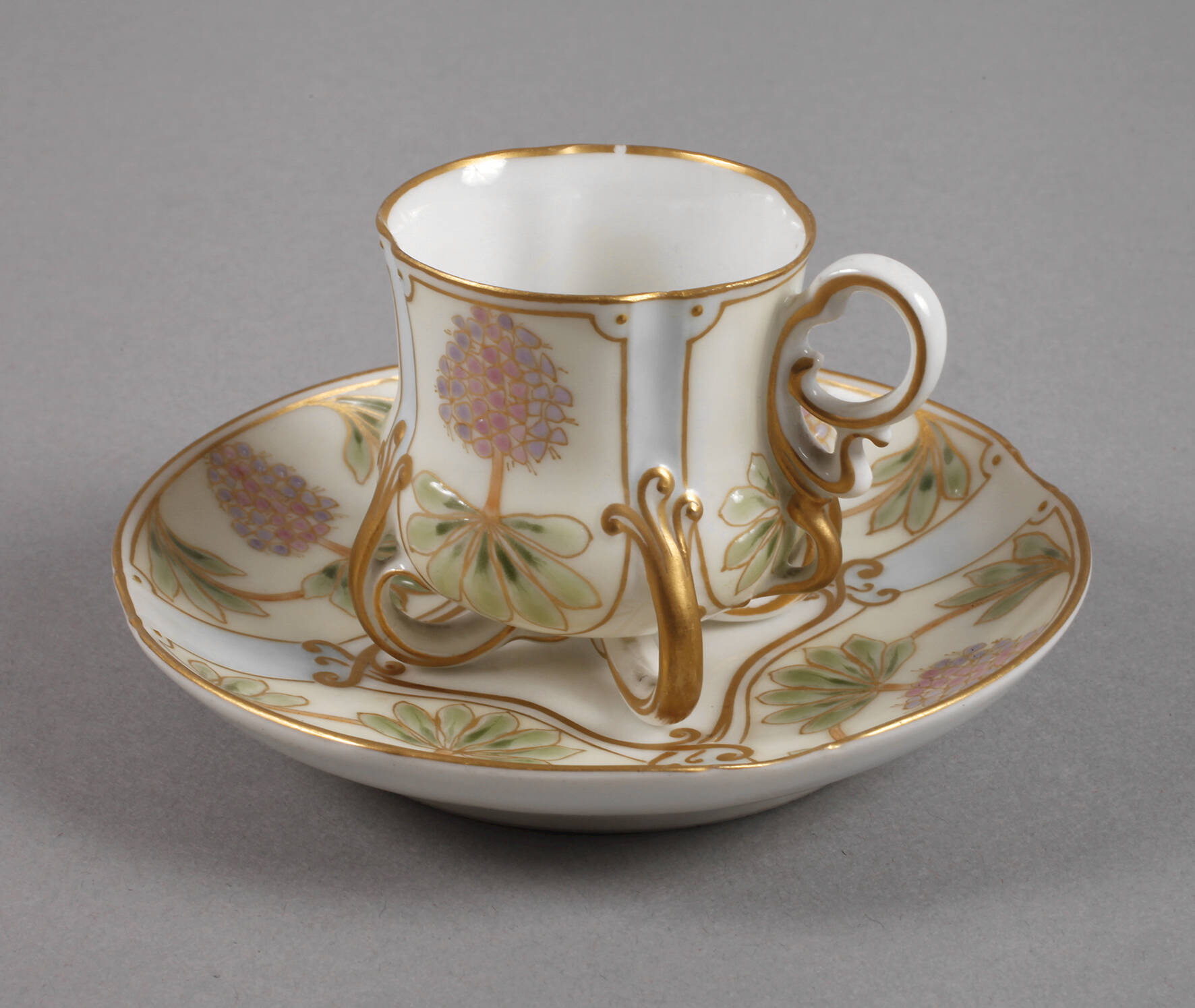 Mokkatasse mit Emaillemalerei