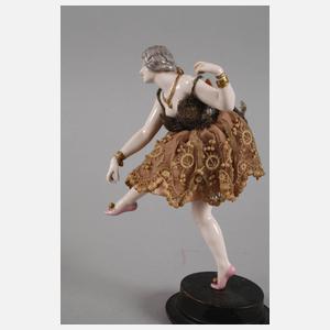 Tänzerin mit Stoffkleidung