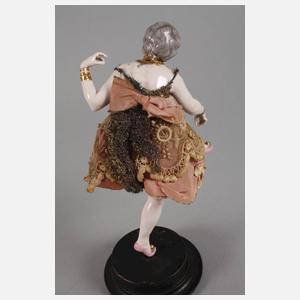 Tänzerin mit Stoffkleidung