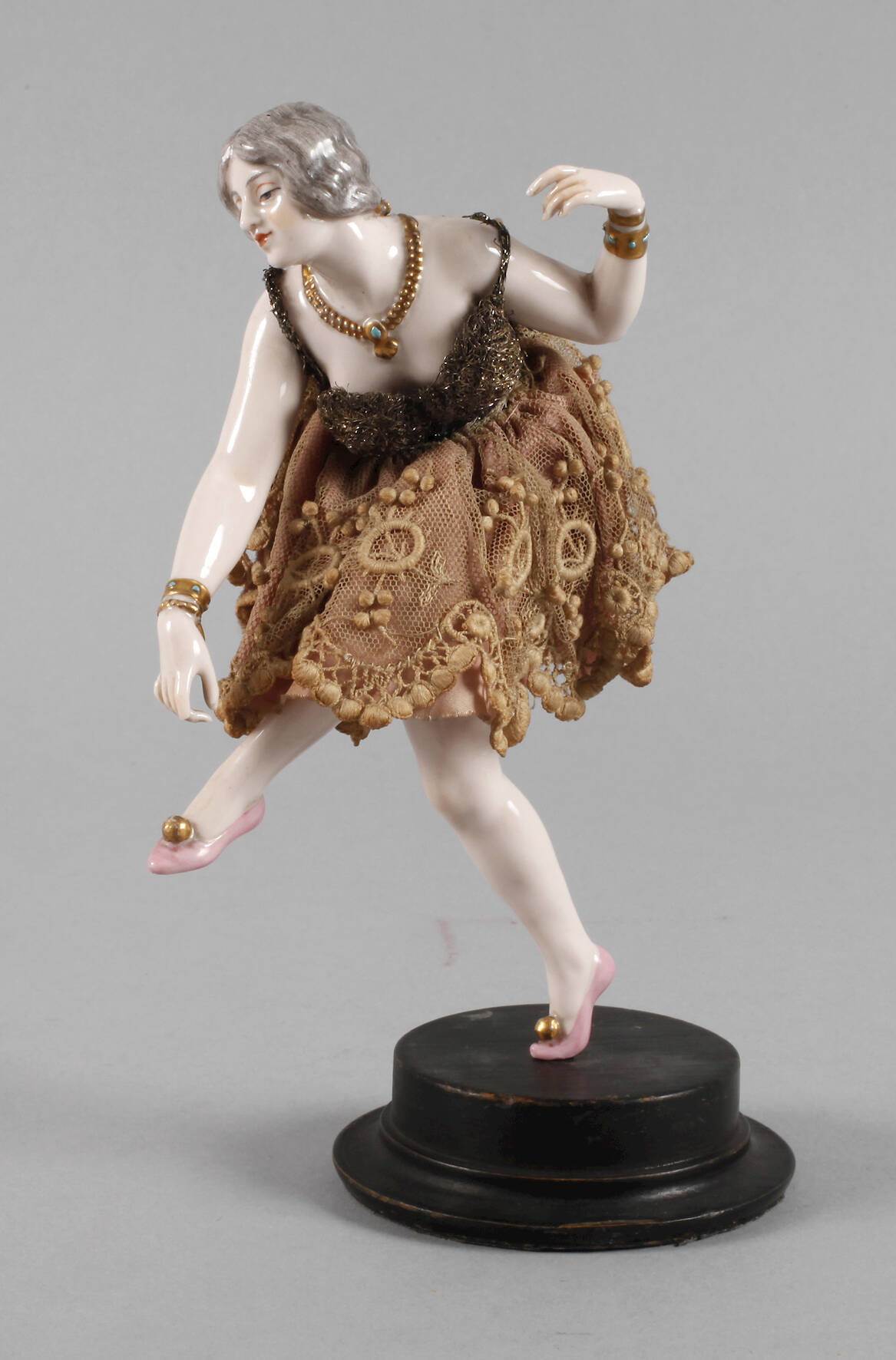 Tänzerin mit Stoffkleidung