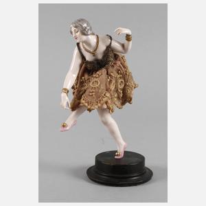 Tänzerin mit Stoffkleidung