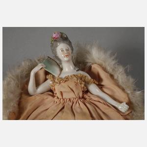 Teepuppe auf Kissen liegend