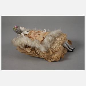 Teepuppe auf Kissen liegend