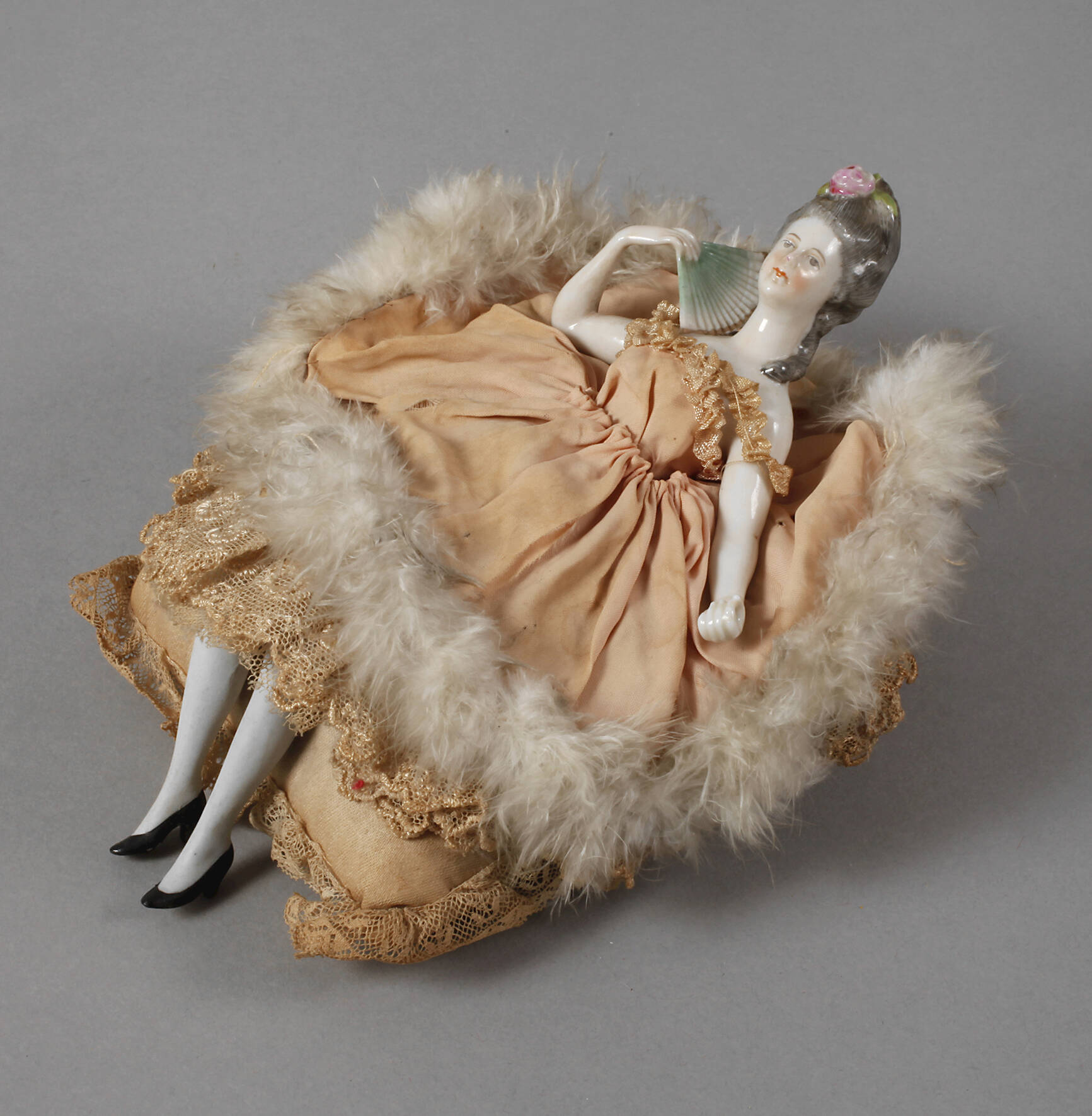 Teepuppe auf Kissen liegend