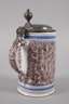 Nürnberger Fayencewalzenkrug mit Landsknecht