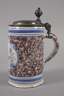 Nürnberger Fayencewalzenkrug mit Landsknecht