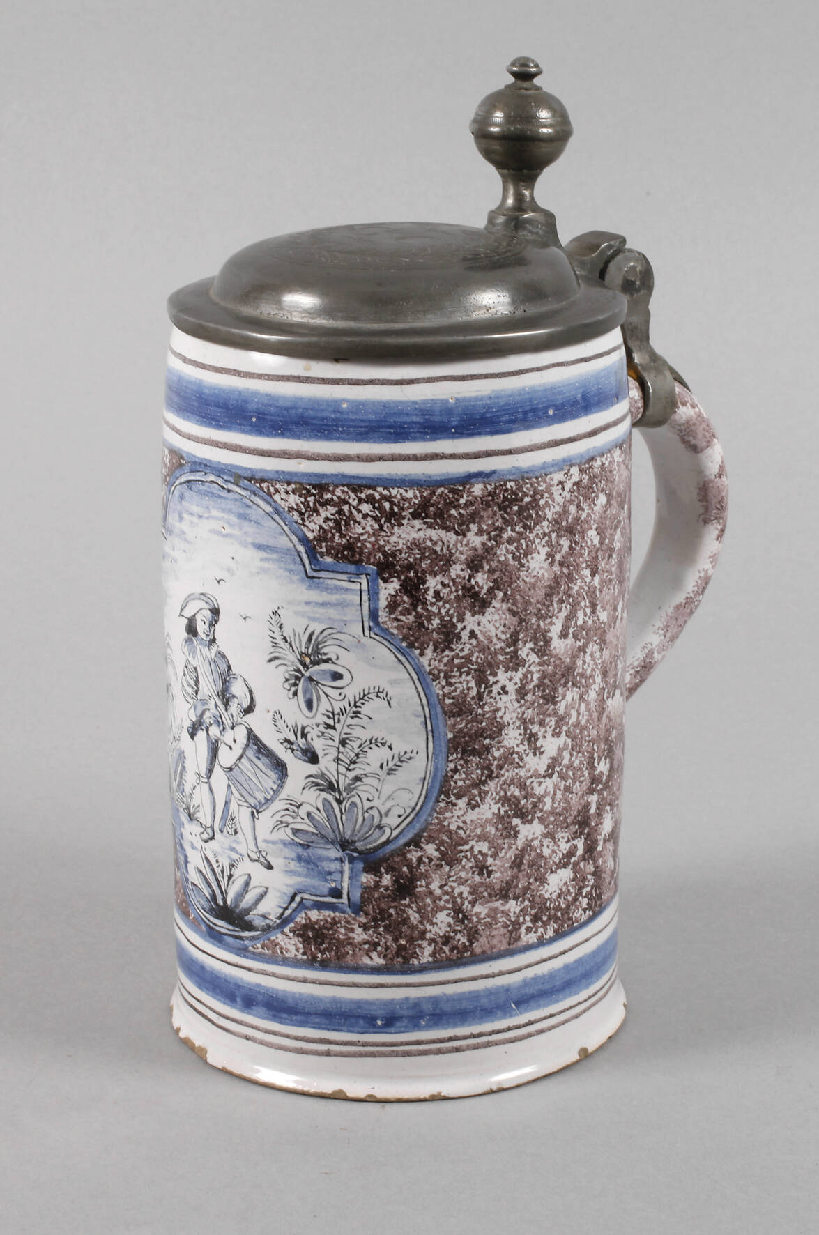 Nürnberger Fayencewalzenkrug mit Landsknecht