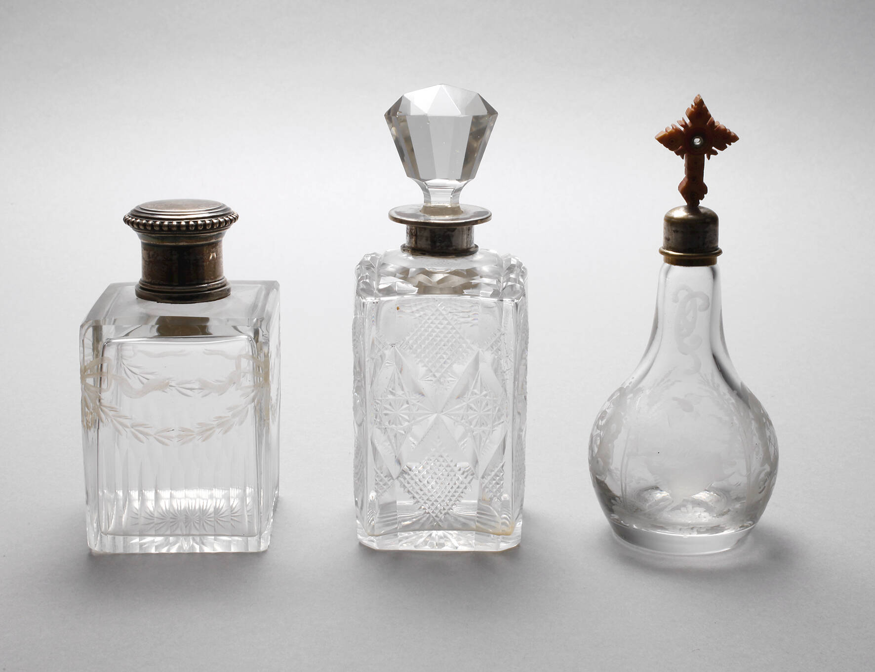 Drei Glasflakons