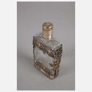 Vier Flakons und ein Serviettenhalter