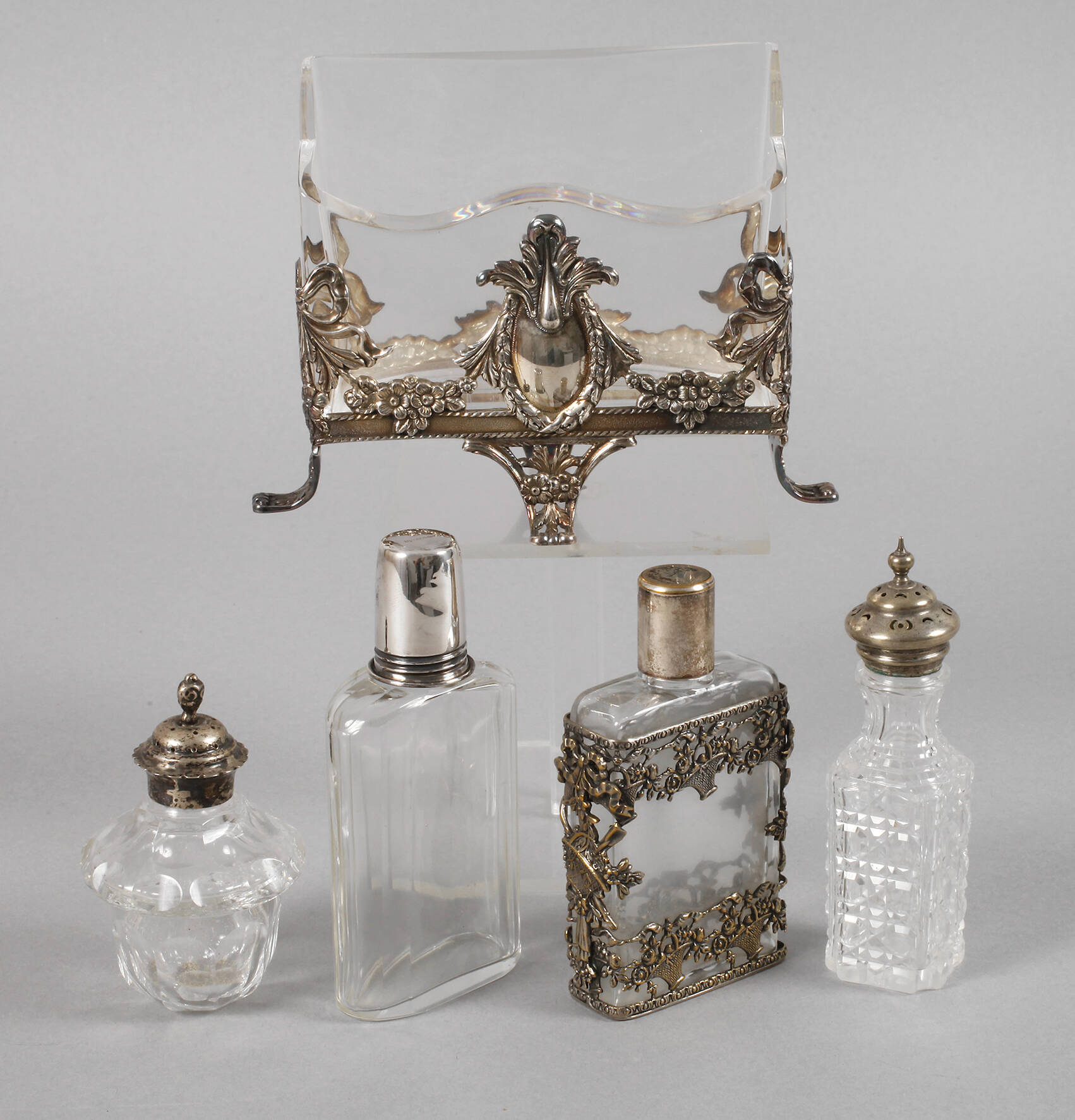 Vier Flakons und ein Serviettenhalter