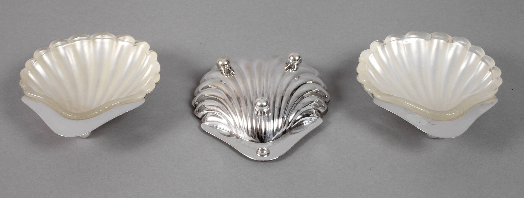 Drei silberne Kaviarschalen mit Glaseinsätzen