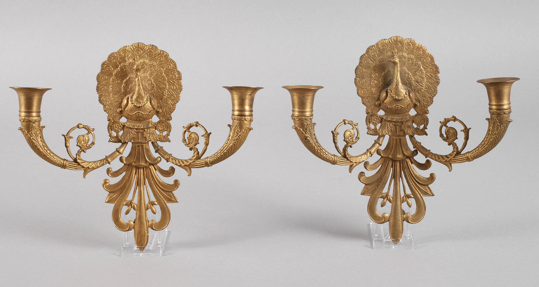 Paar Wandleuchter mit Pfau