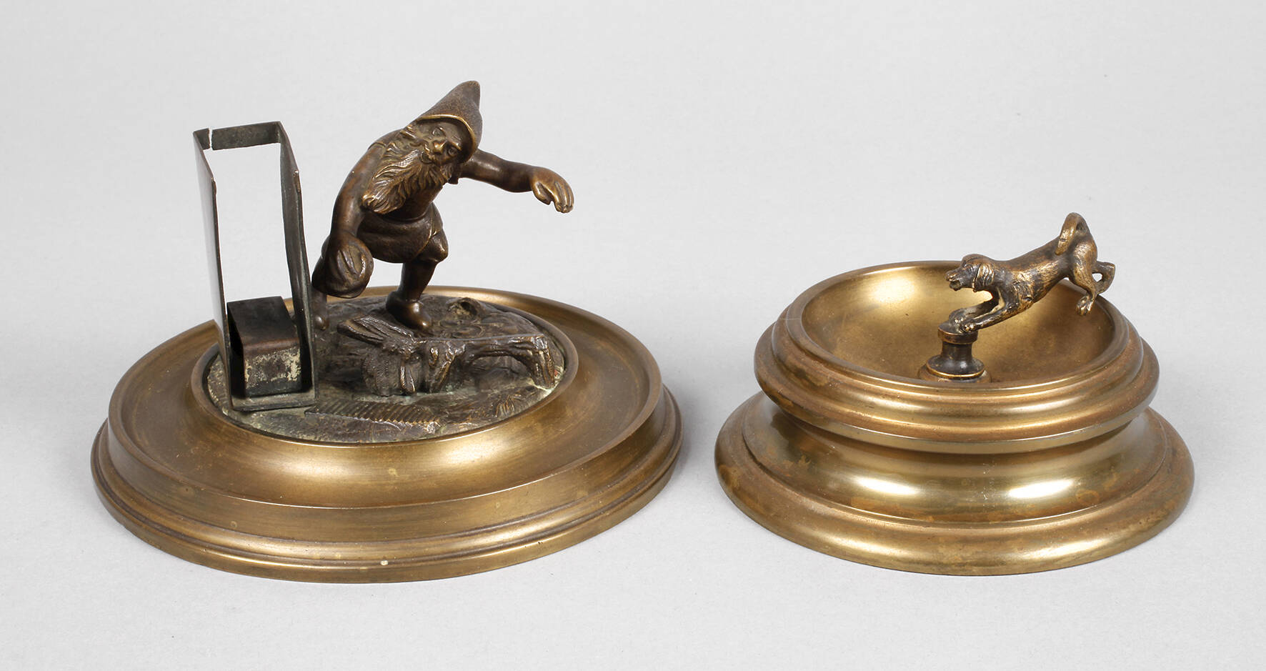 Streichholzhalter mit Zwerg und Ascher mit Hundefigur