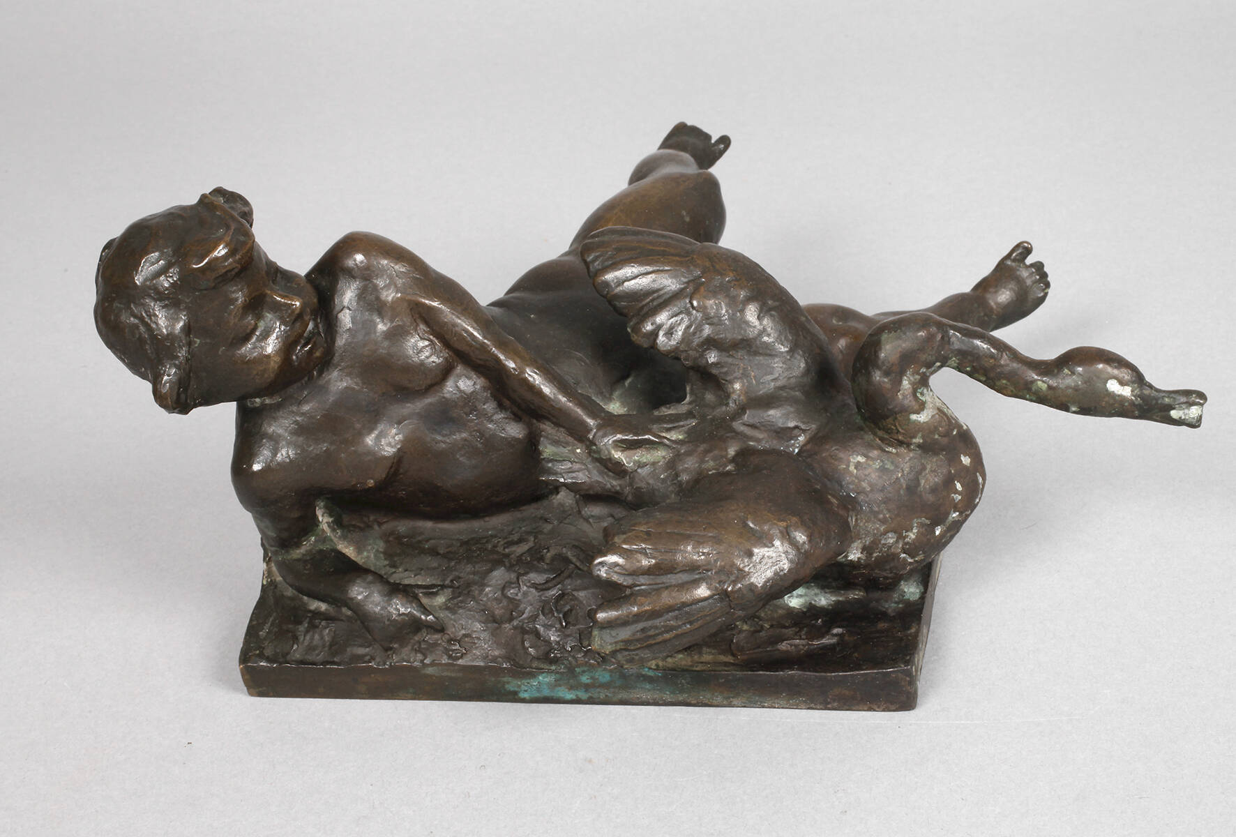 Kleine Brunnenfigur Putto mit Schwan