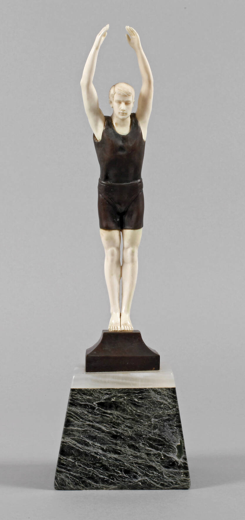 Chryselephantin Schwimmer