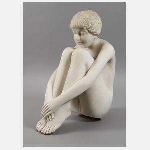 Hockender Mädchenakt