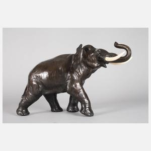 Großer schreitender Elefant