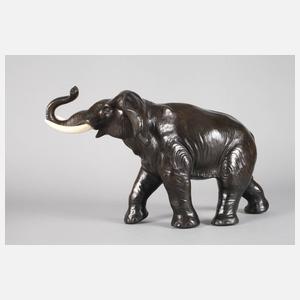 Großer schreitender Elefant