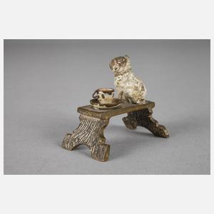 Wiener Bronze Mops auf der Ofenbank