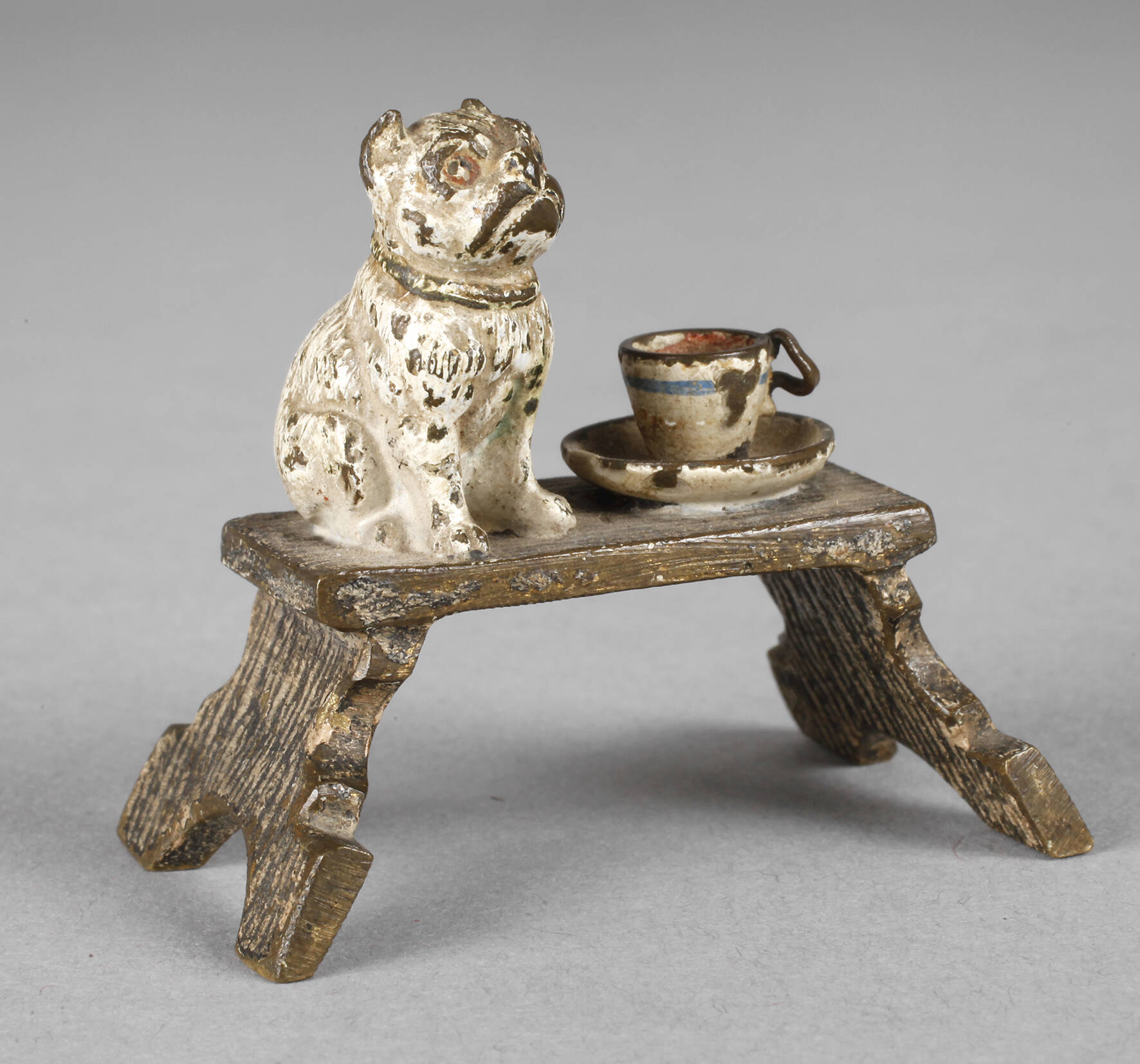 Wiener Bronze Mops auf der Ofenbank