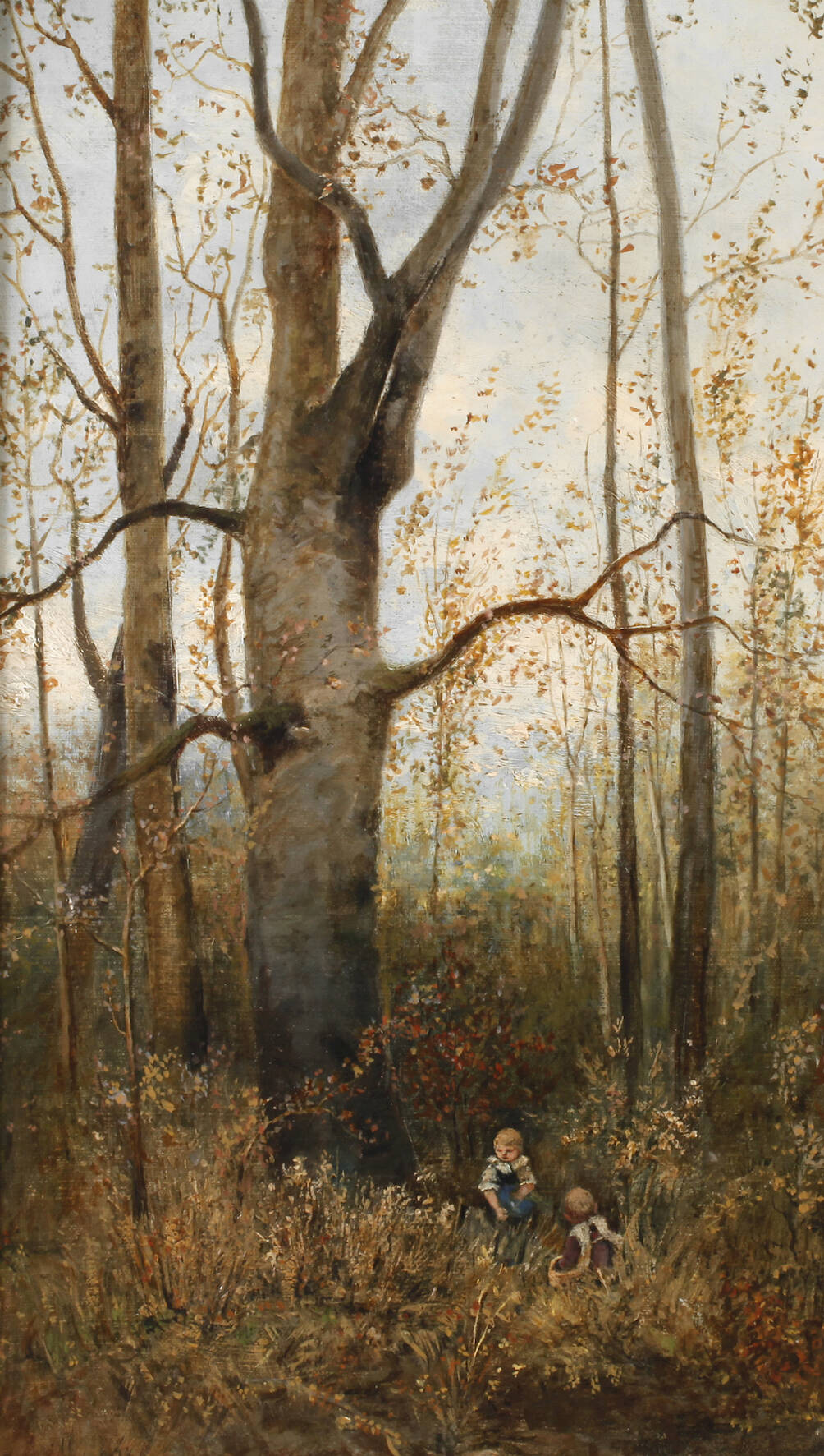 Zwei Kinder im Herbstwald