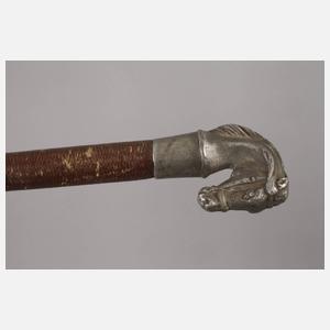 Spazierstock und zwei Reitgerten