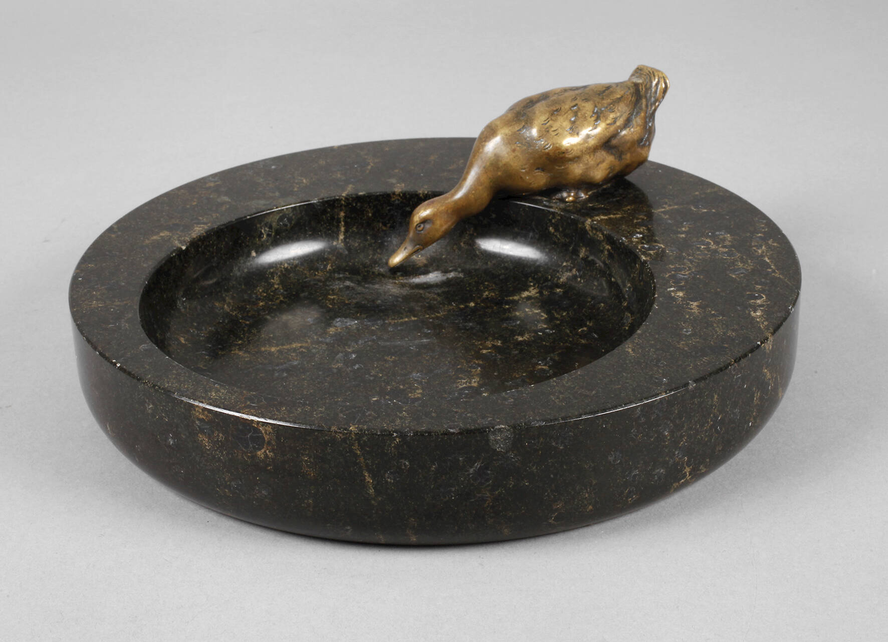 Figürliche Serpentinschale