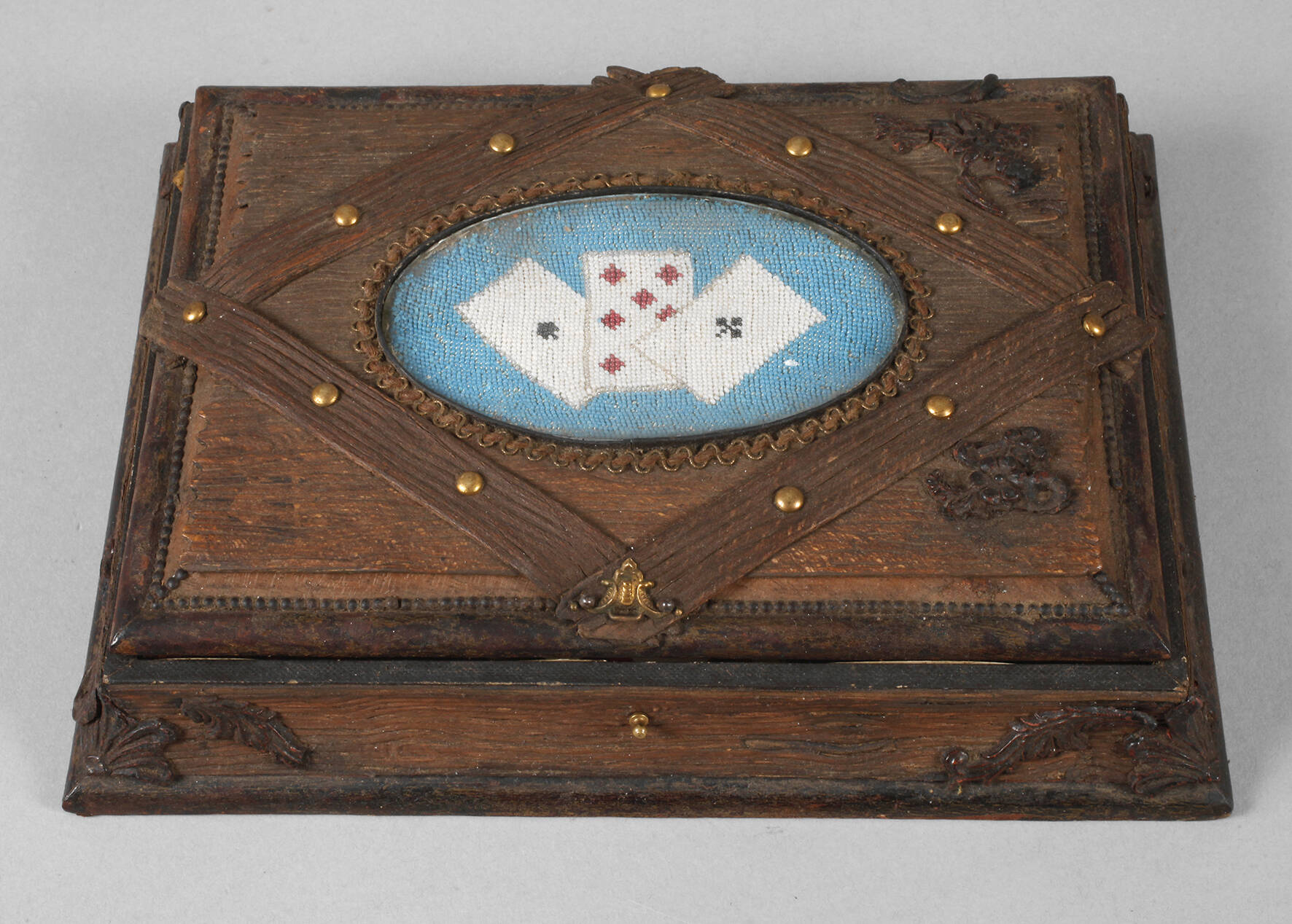 Spieleschatulle mit Perlstickerei