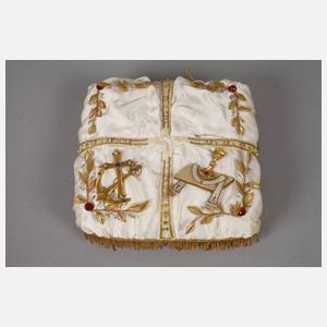 Primizkrone auf Seidenkissen