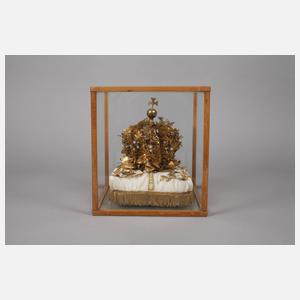 Primizkrone auf Seidenkissen