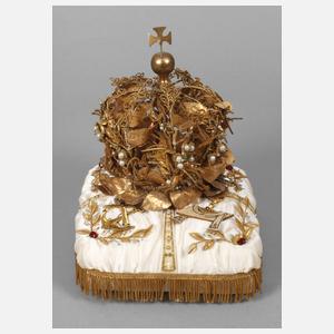 Primizkrone auf Seidenkissen