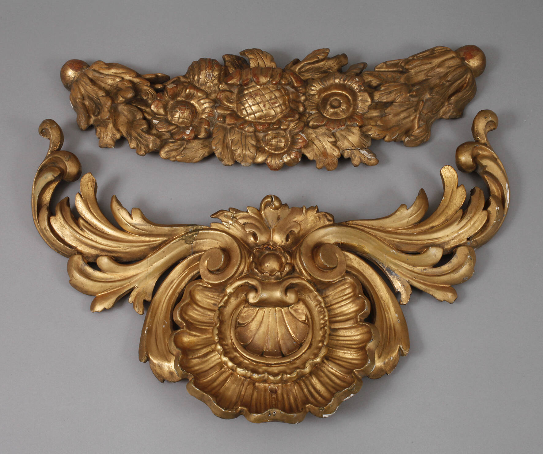 Zwei Schmuckappliken im Barockstil