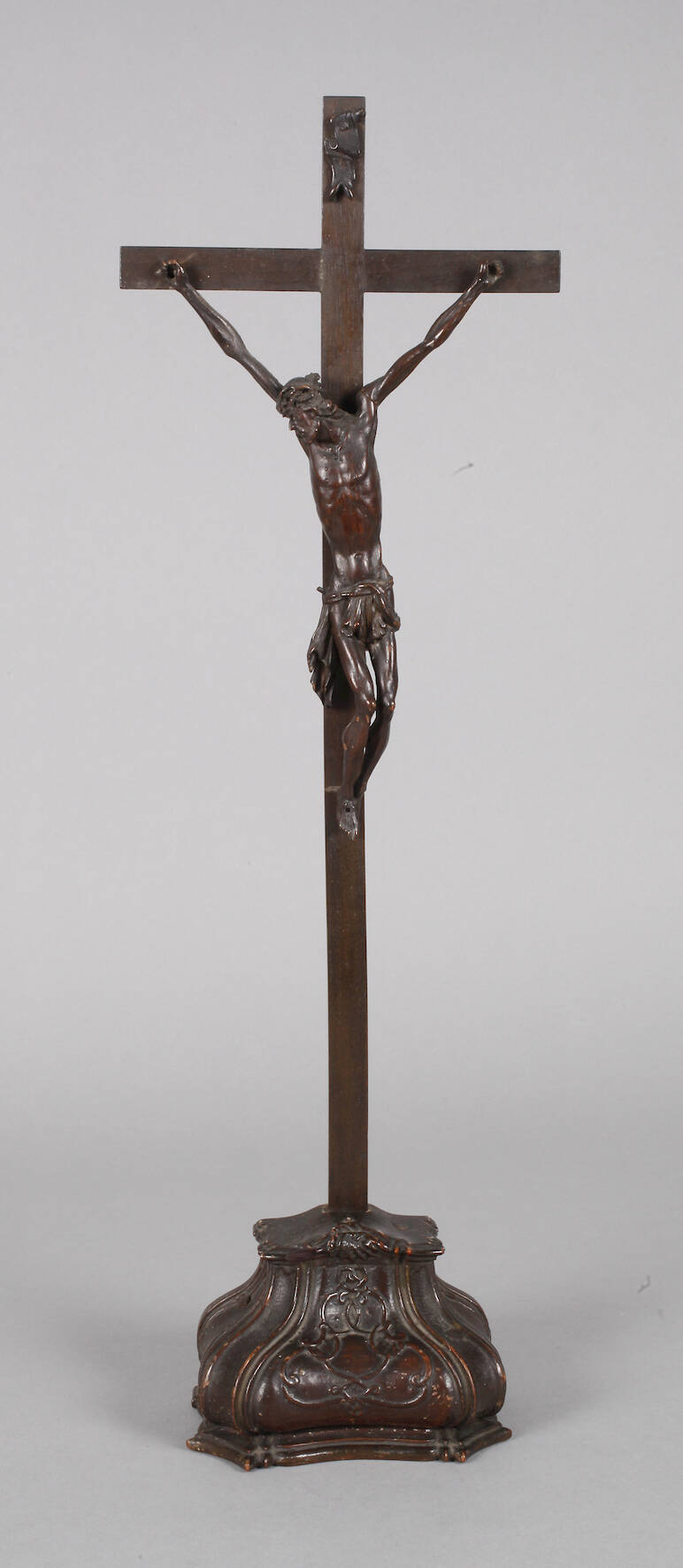 Geschnitztes Kruzifix