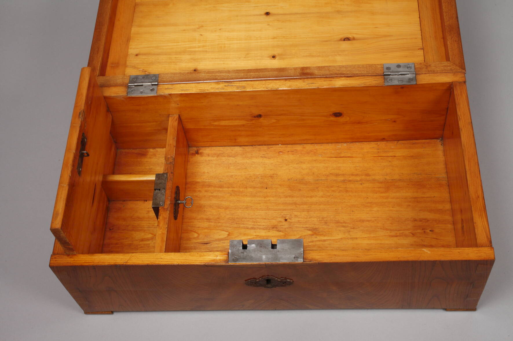 Feine Biedermeierlade