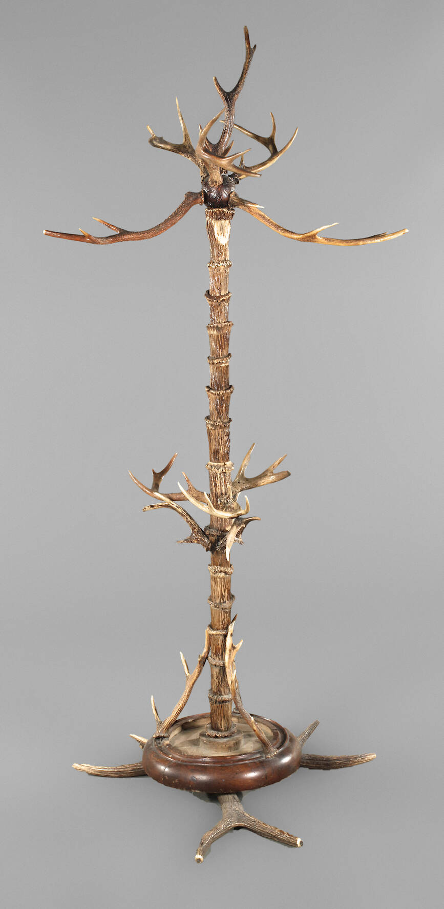 Geweih-Garderobenständer