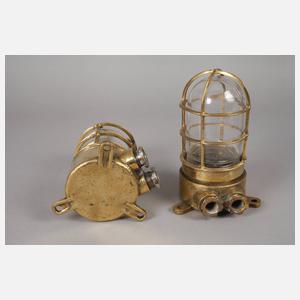 Zwei Schiffslampen