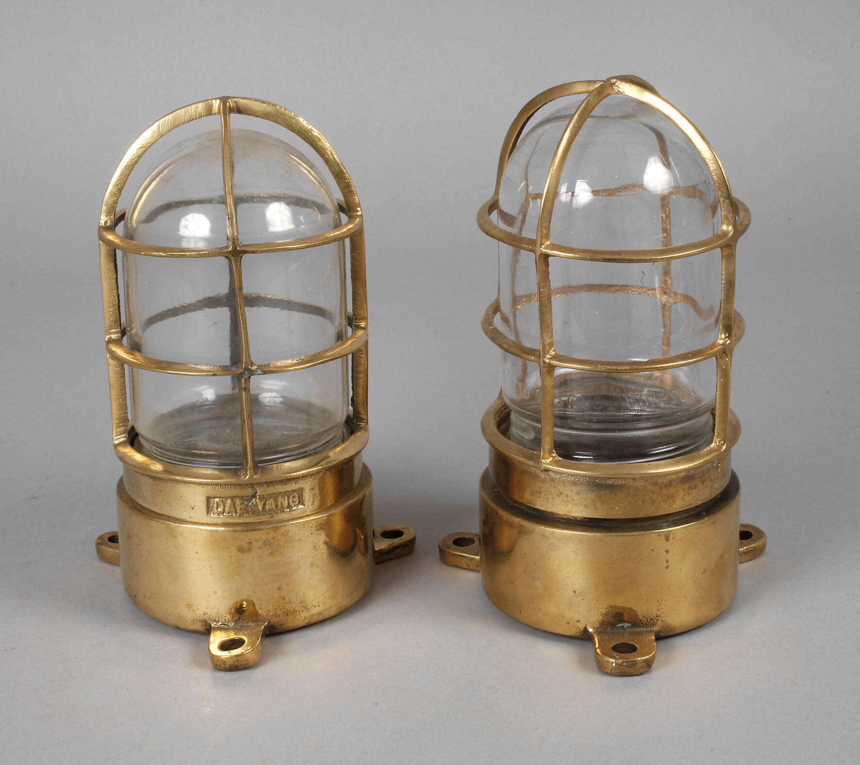 Zwei Schiffslampen