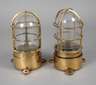 Zwei Schiffslampen