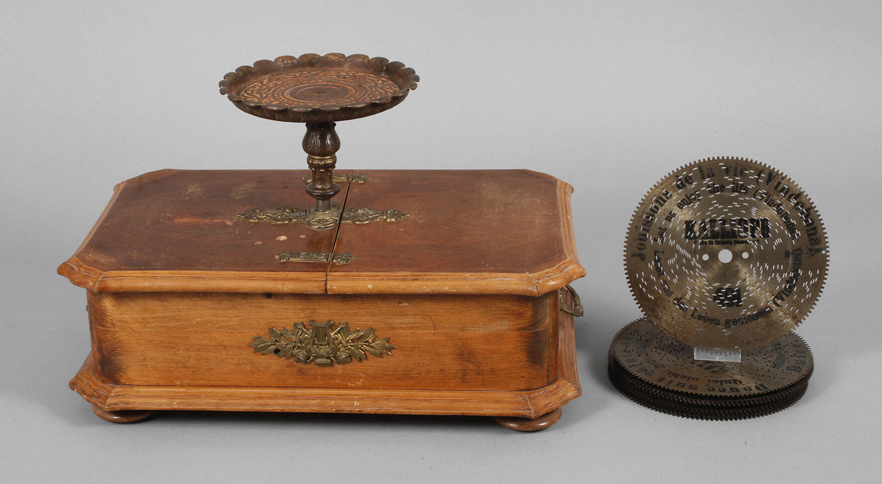 Plattenspieldose als Christbaumständer