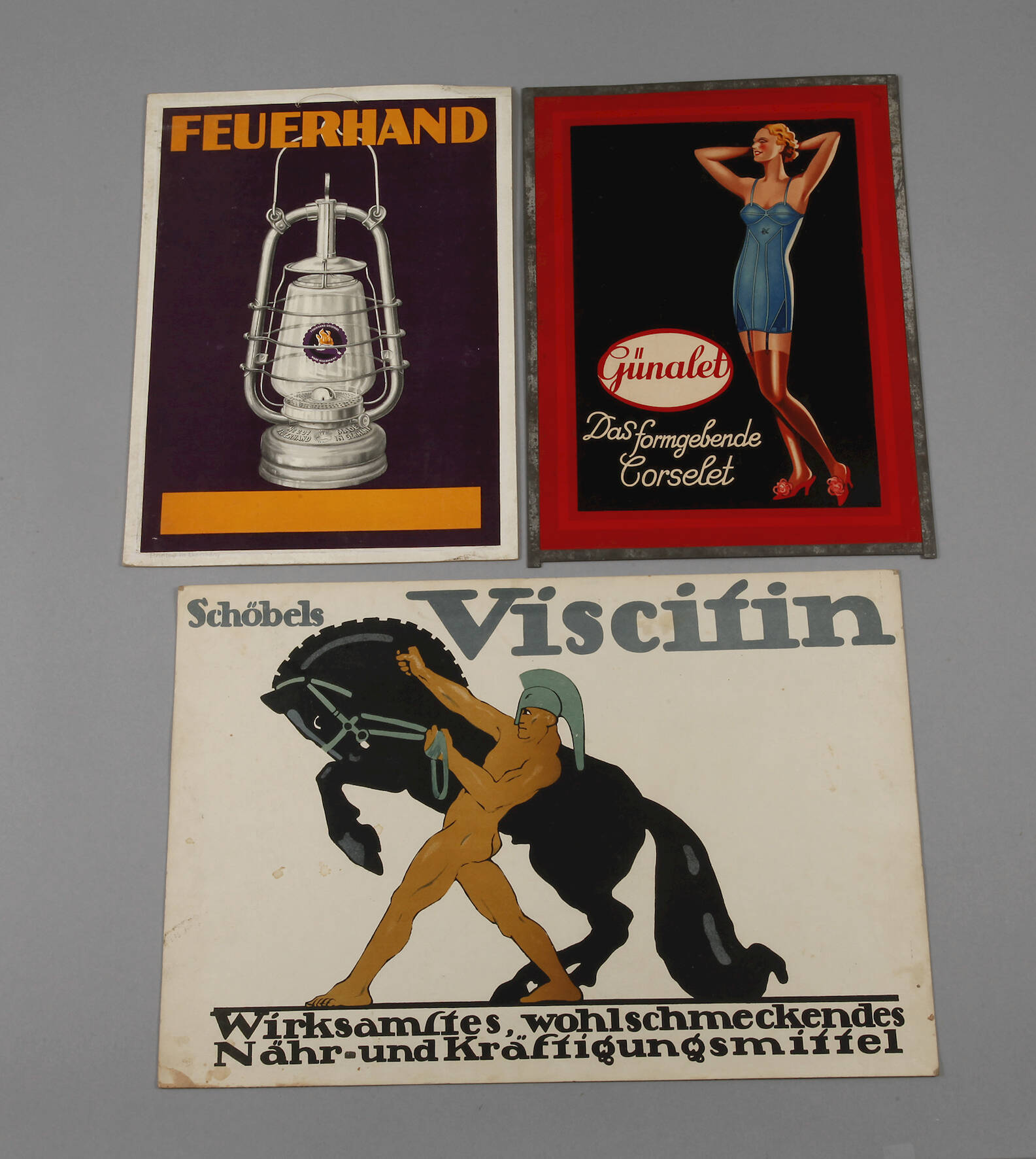 Drei Werbeplakate