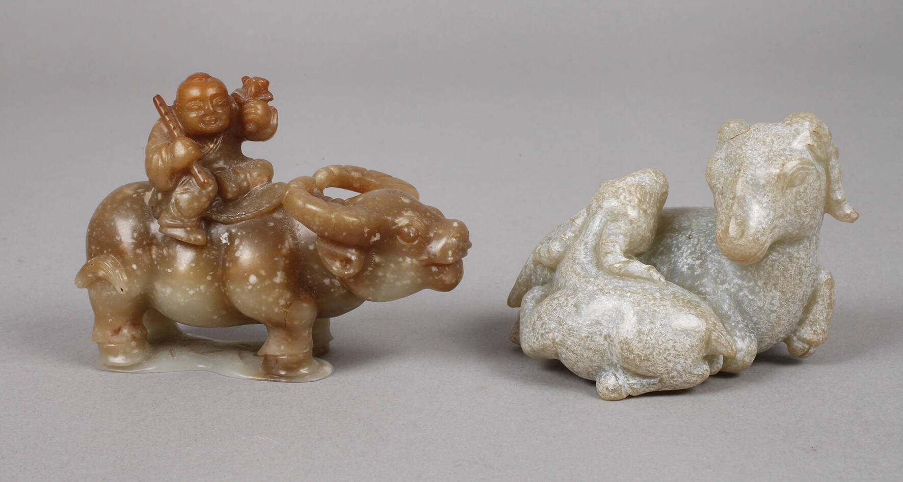 Zwei Steinschnitzereien