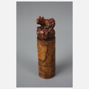 Siegel und Miniaturvase