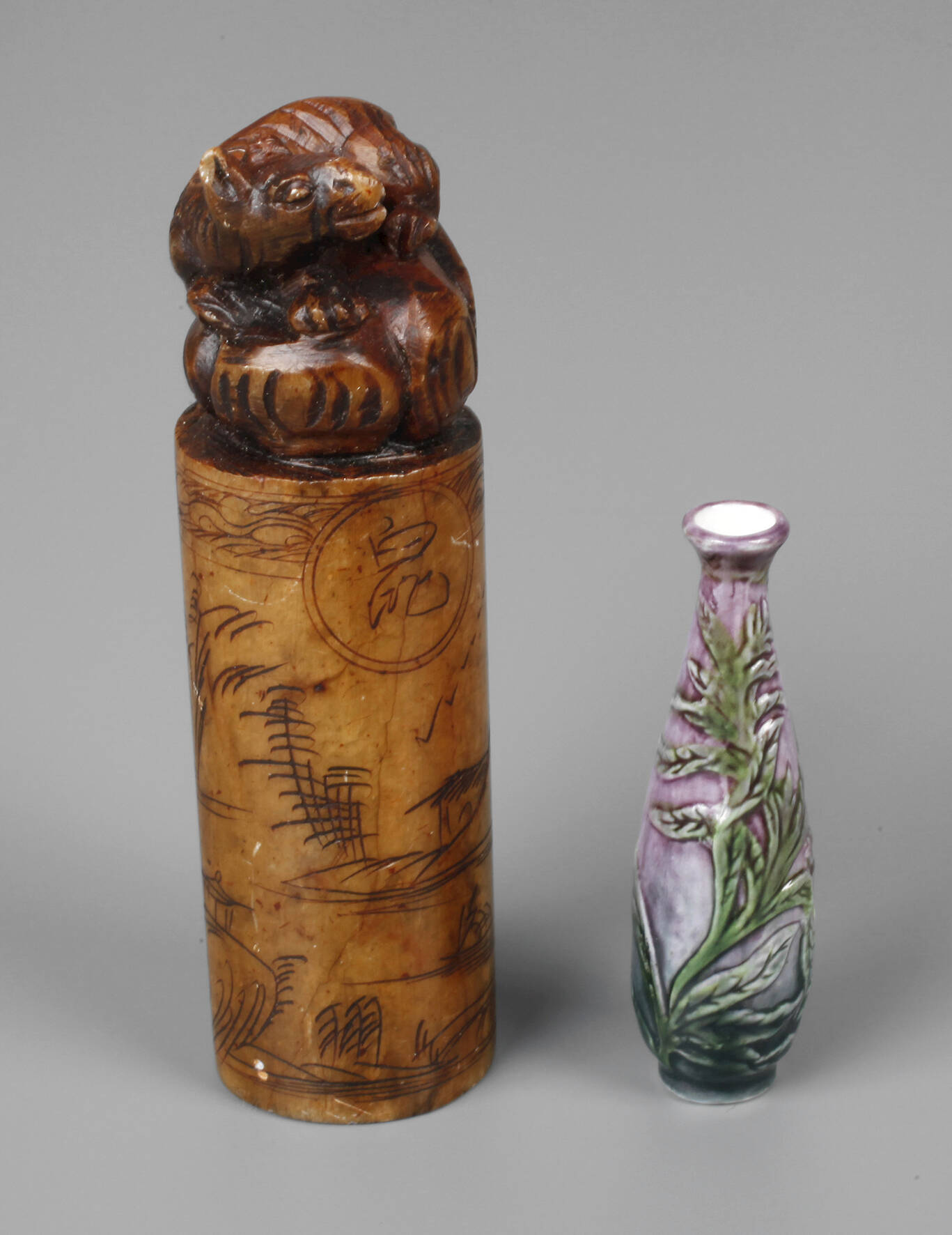 Siegel und Miniaturvase