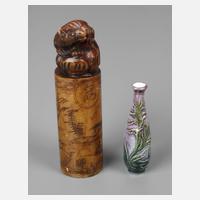 Siegel und Miniaturvase111