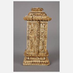 Prächtige Beinschnitzerei