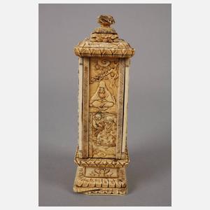 Prächtige Beinschnitzerei