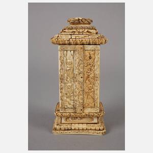 Prächtige Beinschnitzerei